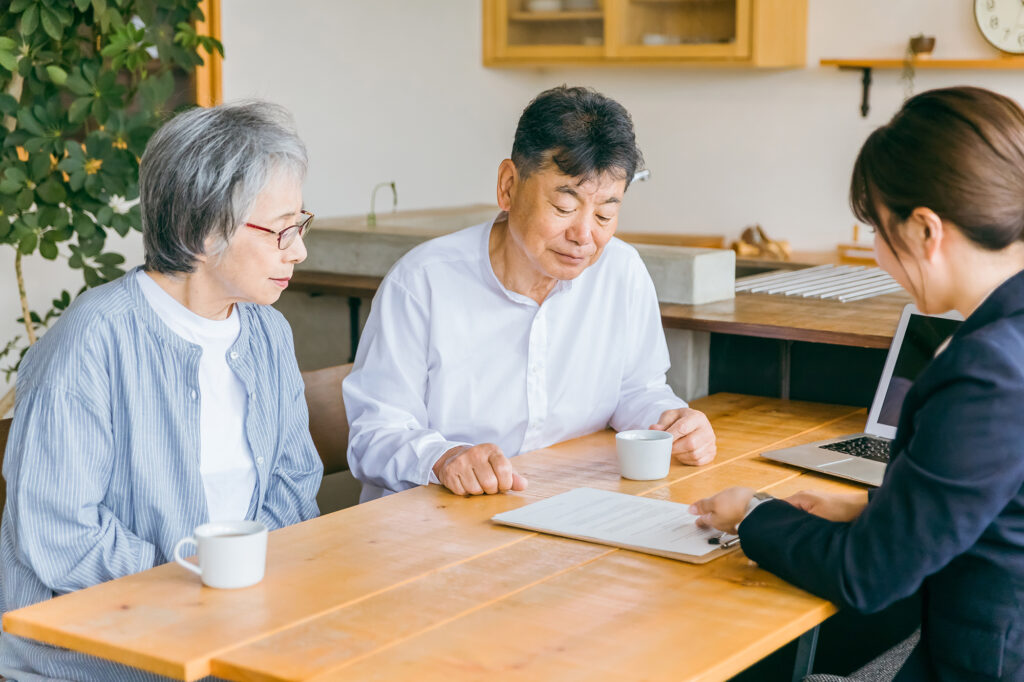 ご夫婦が専門家に相談している様子のイメージ